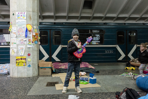 Bilder: Fotografien aus der Serie "Traces of Presence" von Pavlo Dorohoi, U-Bahnstationen in Kharkiv, Credit: Pavlo Dorohoi